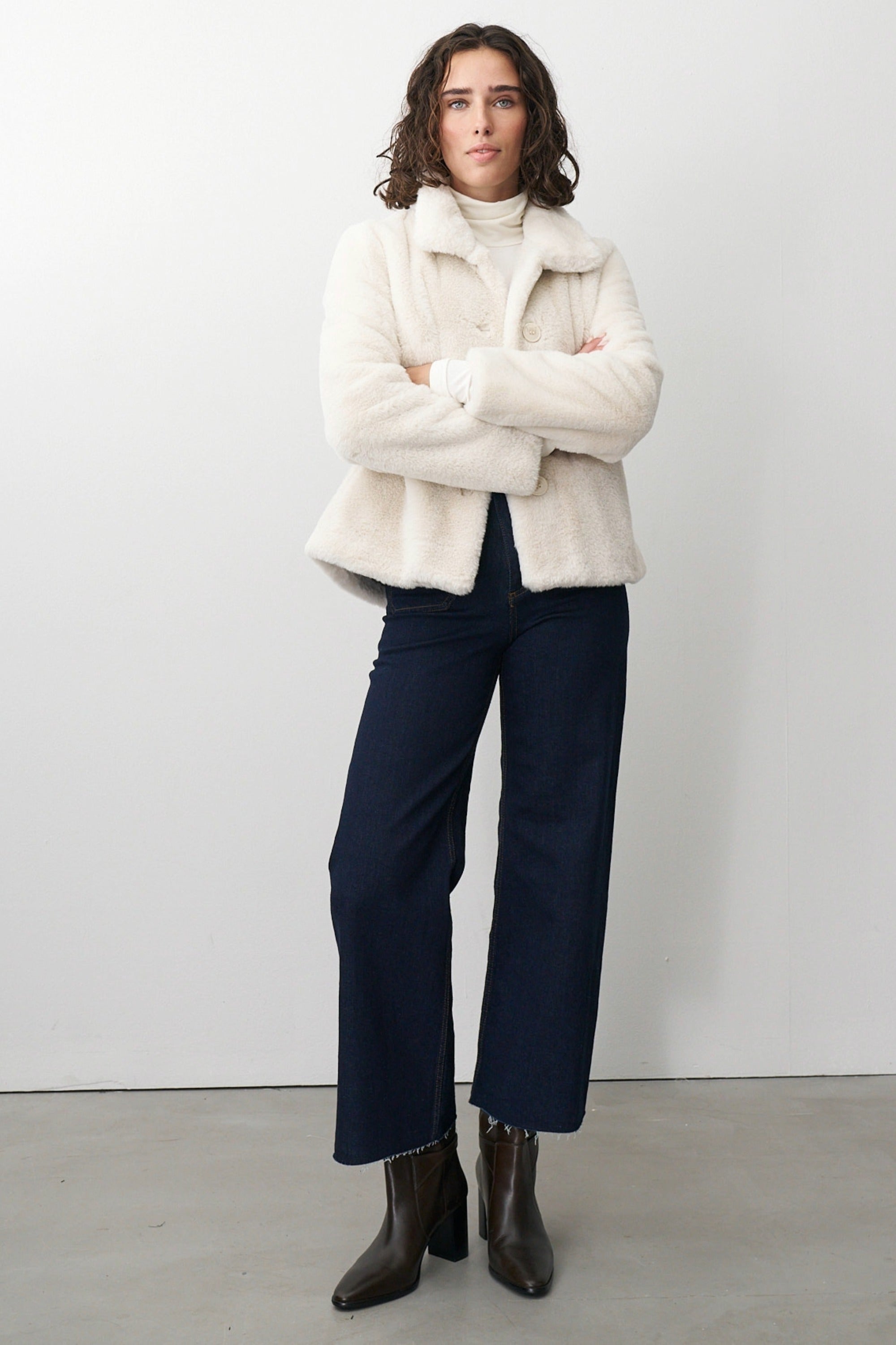 Damen Fellimitatjacke in Beige mit Knöpfen.