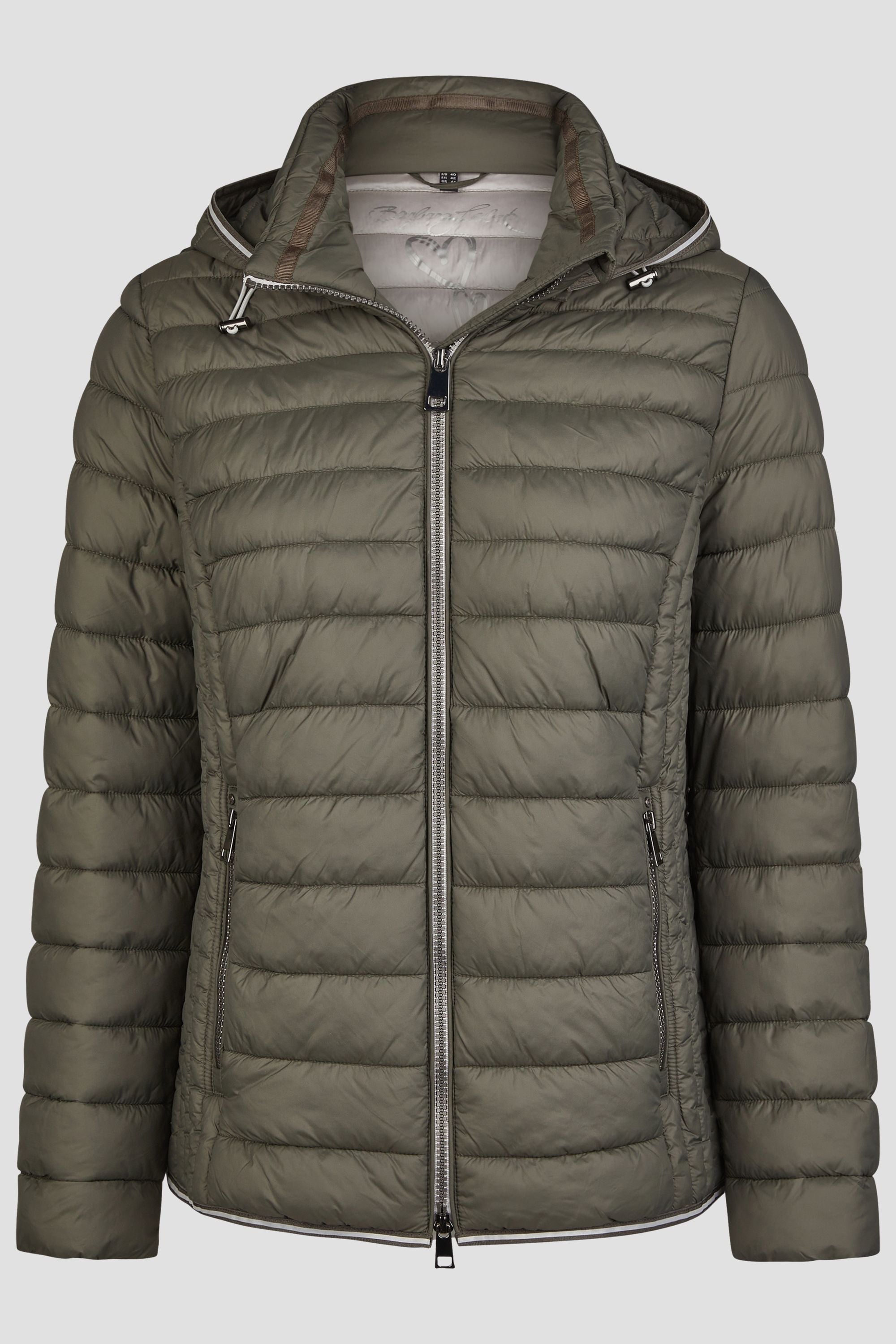Damen Steppjacke in Grün mit Kapuze und Stehkragen.