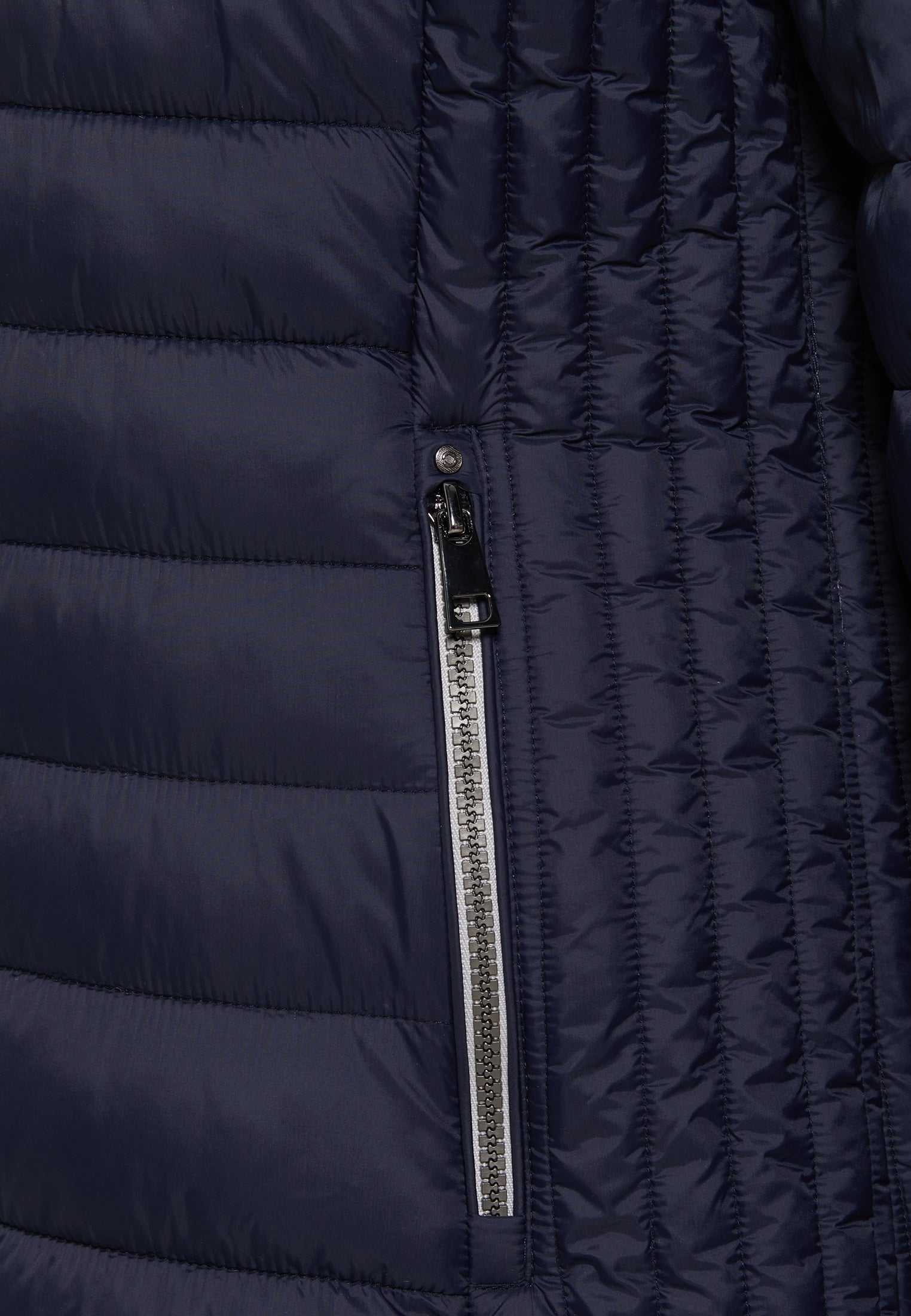 Lange Damen Steppjacke in Dunkelblau mit Kapuze und Stehkragen.