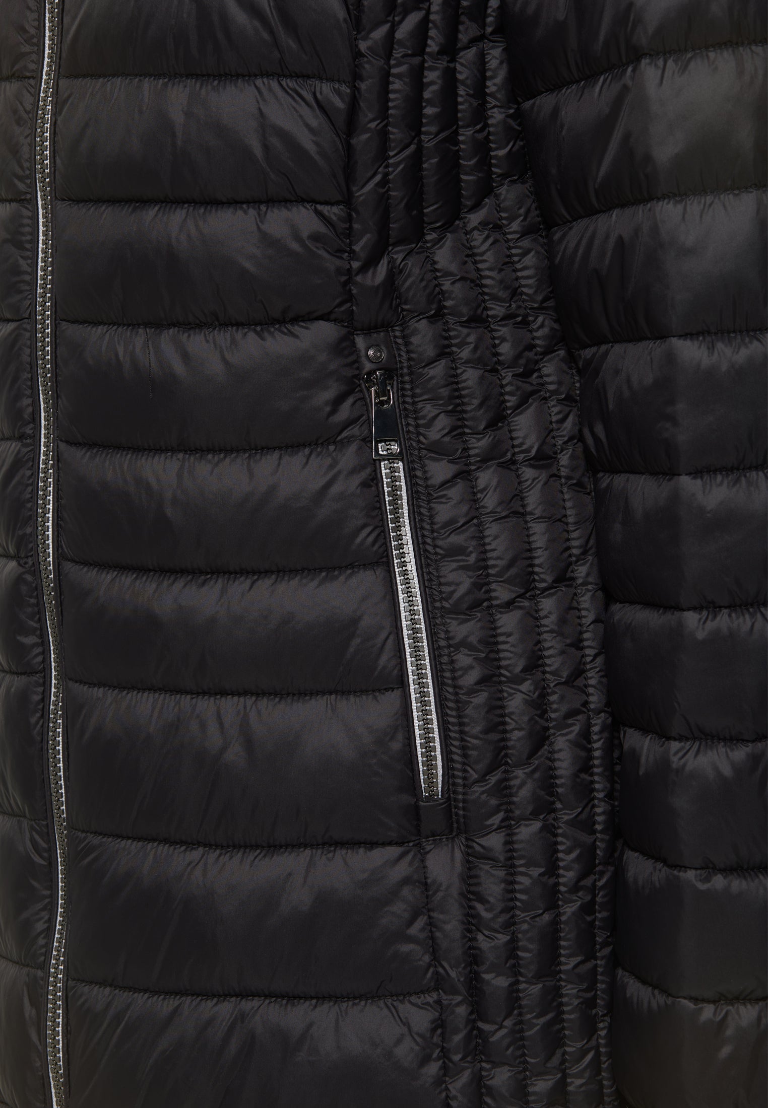 Lange Damen Steppjacke in Schwarz mit Kapuze und Stehkragen.