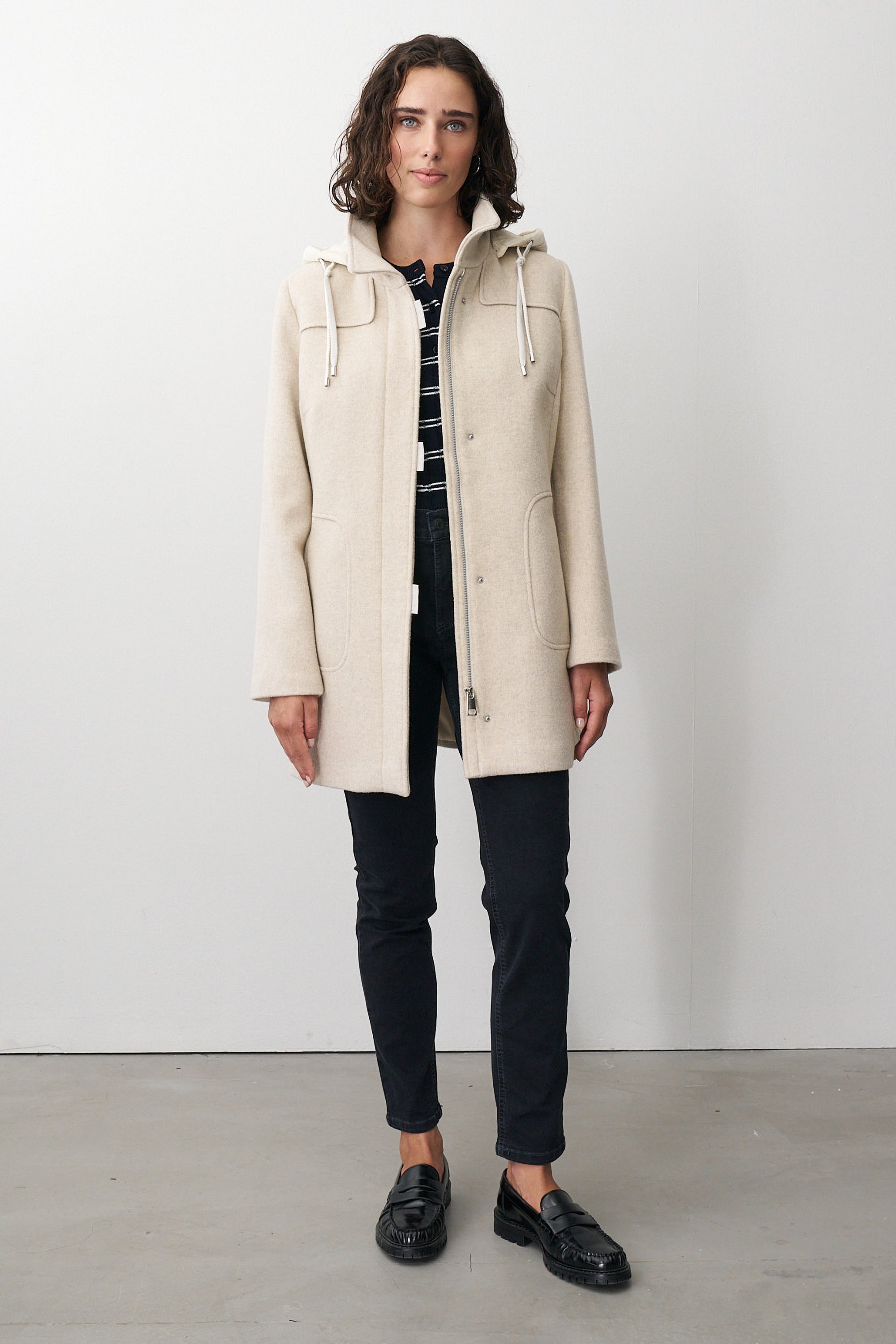 Damen Wolljacke in Beige mit Kapuze und Stehkragen.