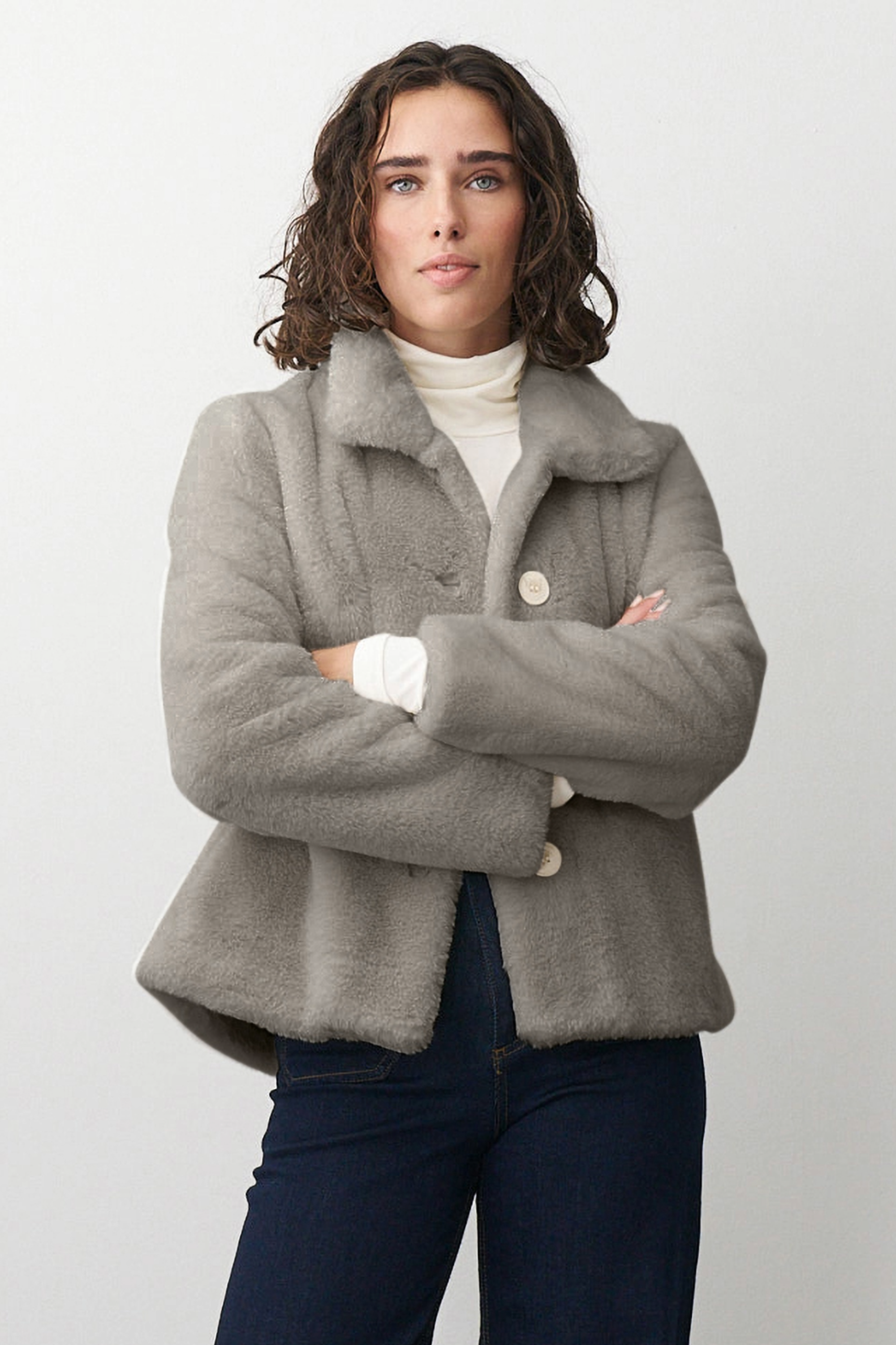 Damen Fellimitatjacke in Grau mit Knöpfen.