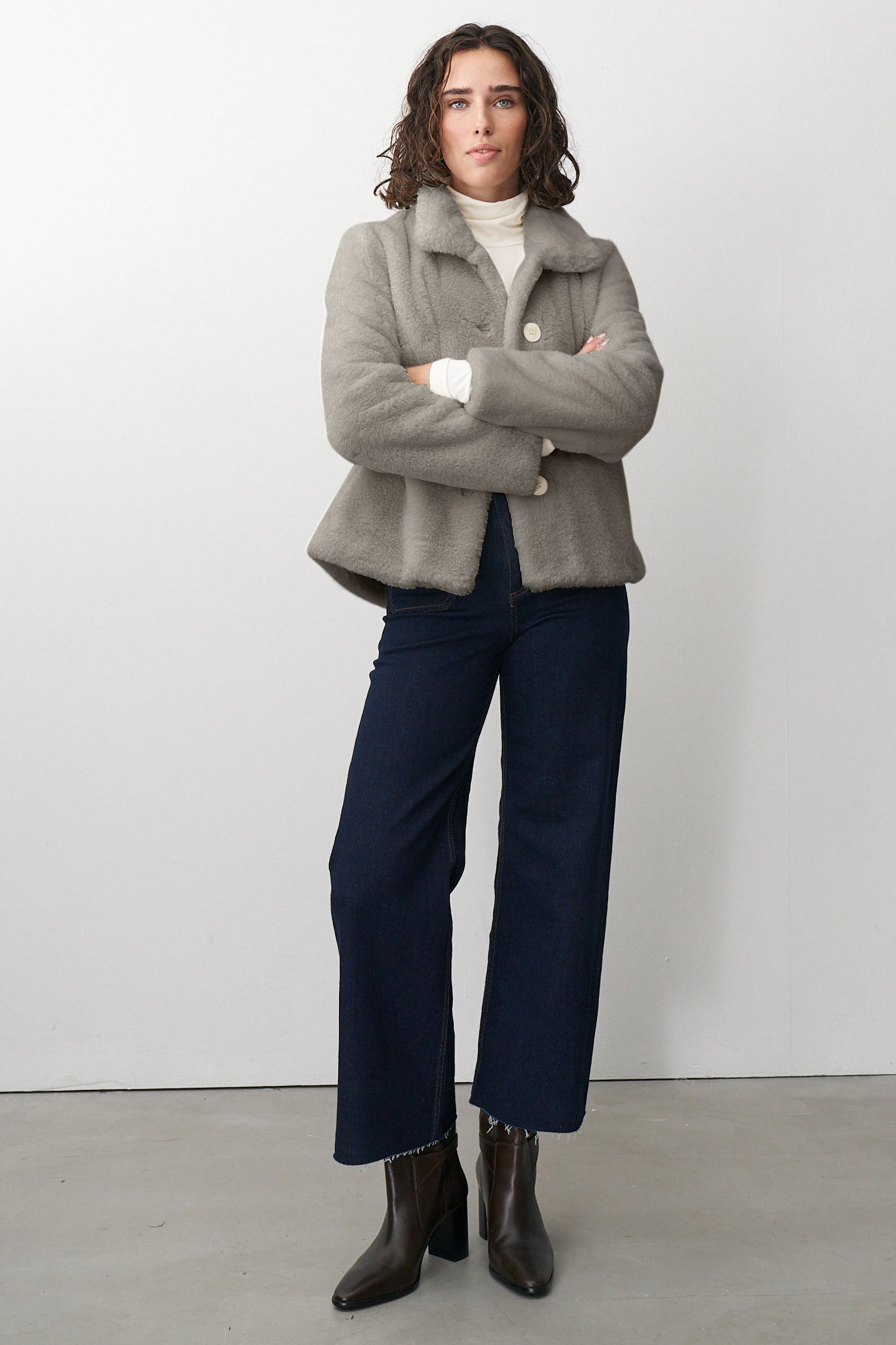 Damen Fellimitatjacke in Grau mit Knöpfen.