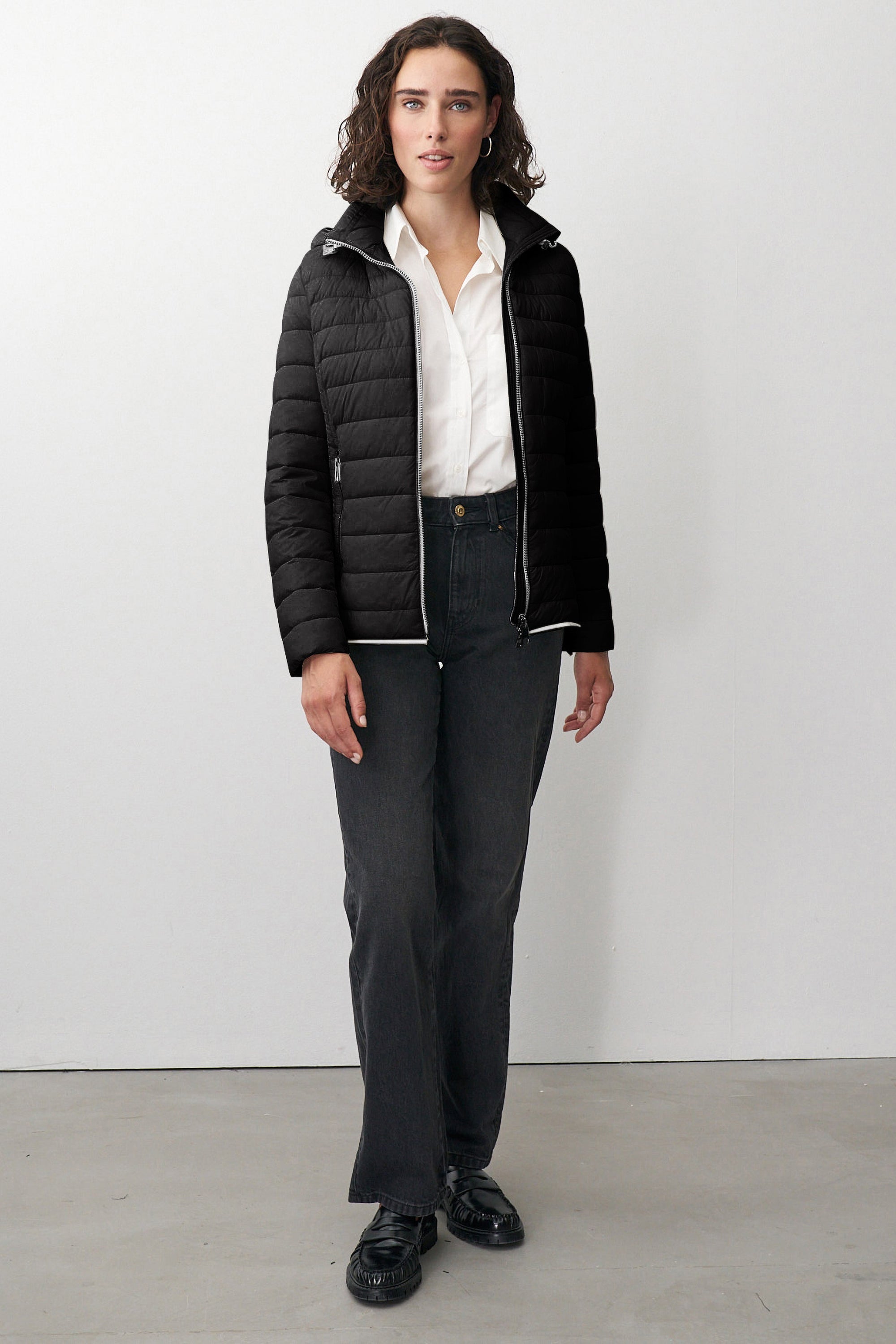 Damen Steppjacke in Schwarz mit Kapuze und Stehkragen.