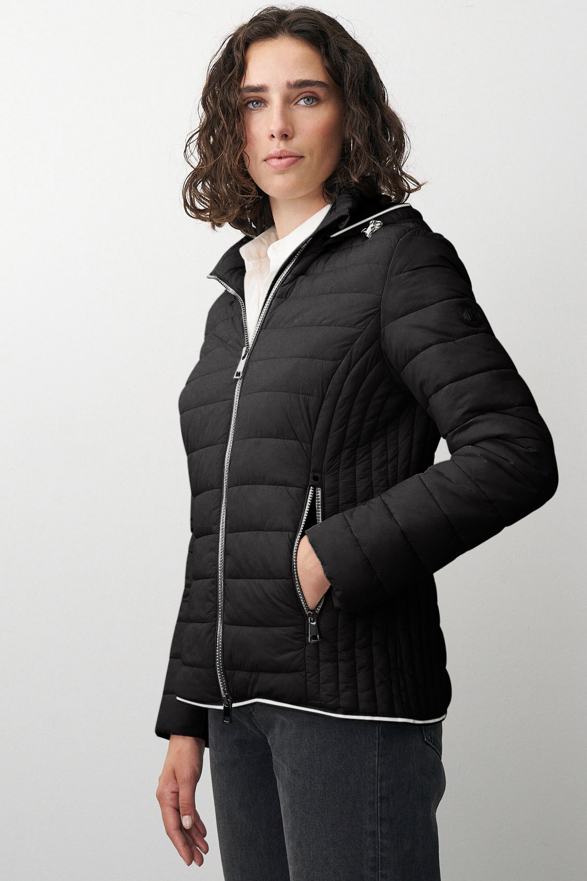 Damen Steppjacke in Schwarz mit Kapuze und Stehkragen.