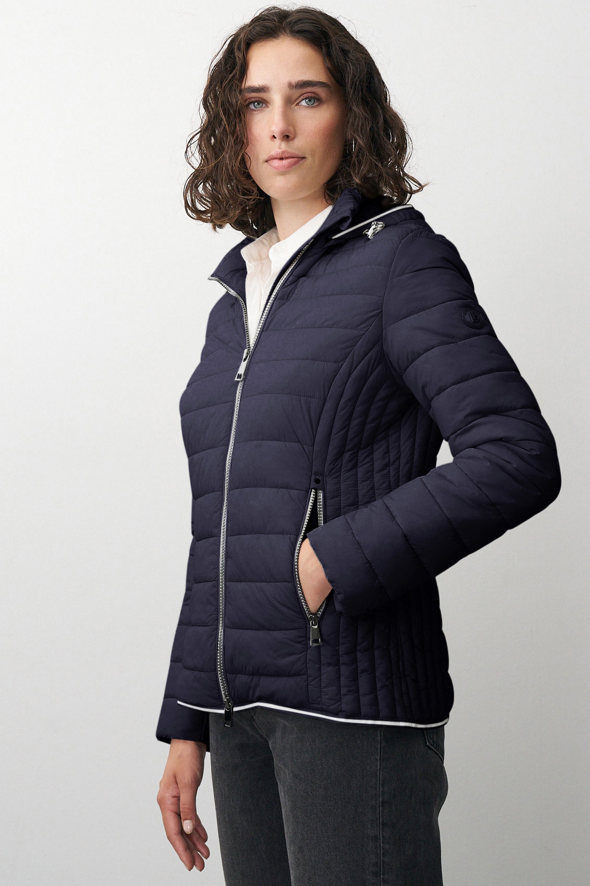 Damen Steppjacke in Dunkelblau mit Kapuze und Stehkragen.