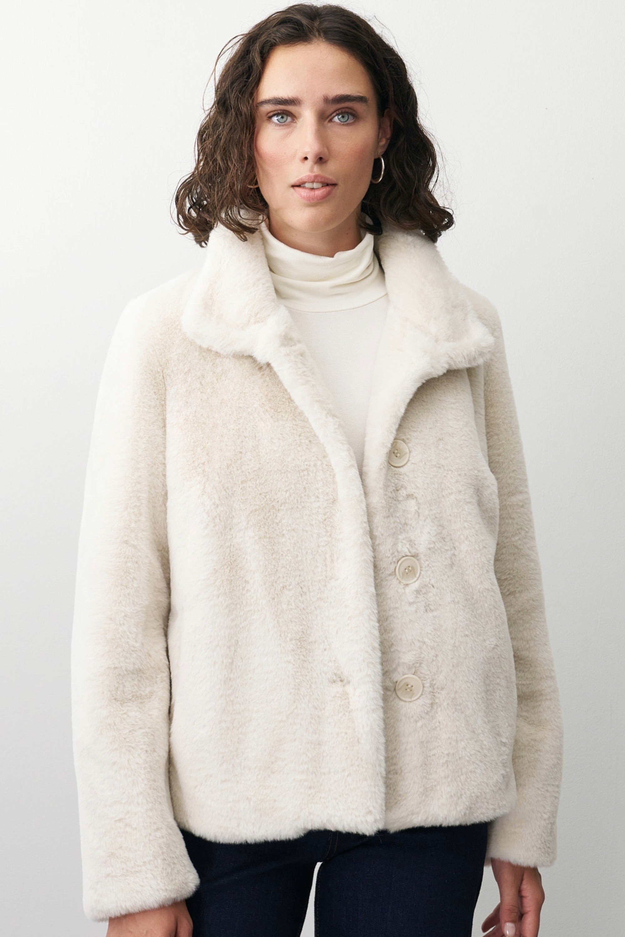 Damen Fellimitatjacke in Beige mit Knöpfen. 