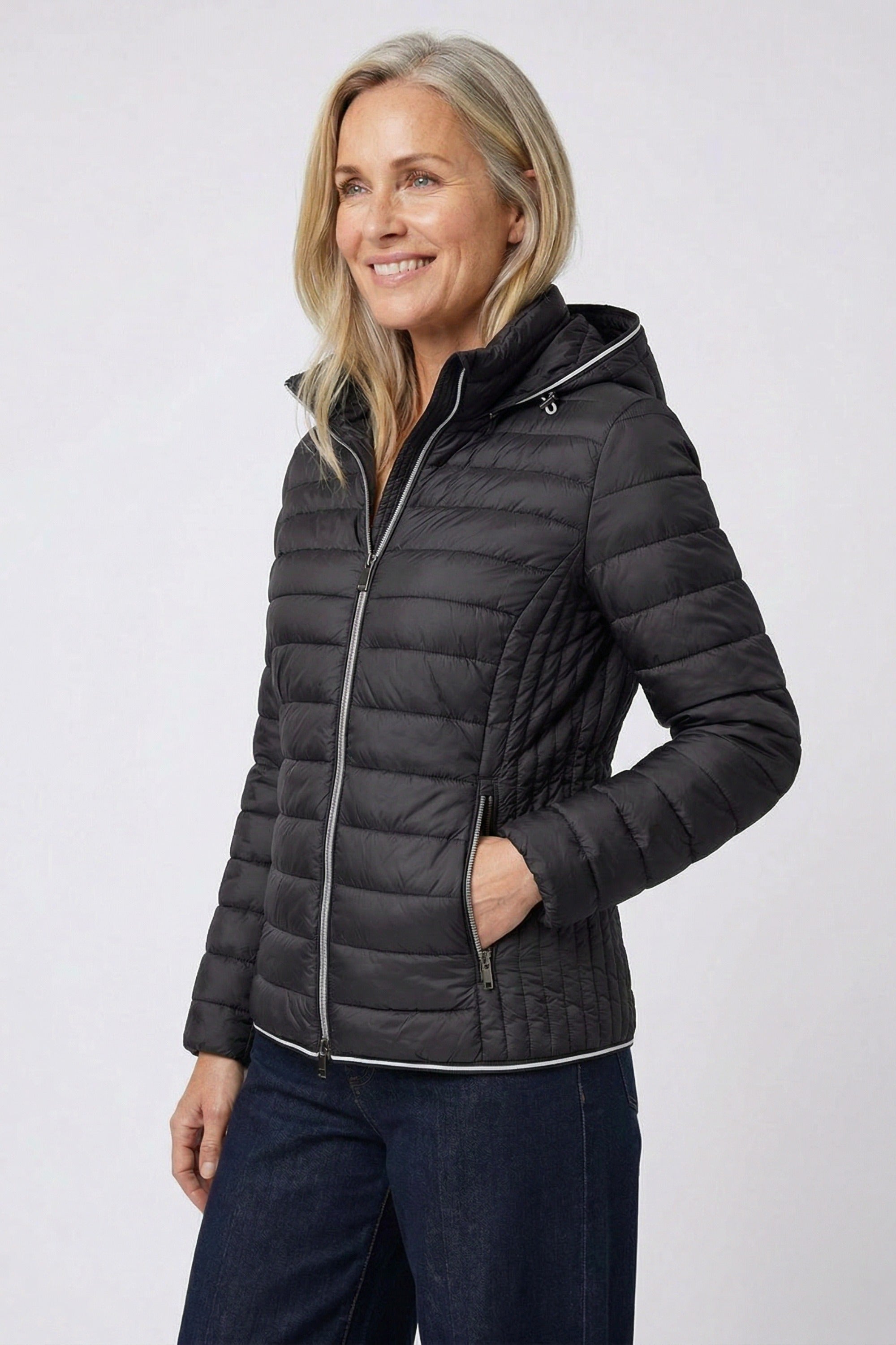 Damen Steppjacke in Scwarz mit Kapuze und Stehkragen. 