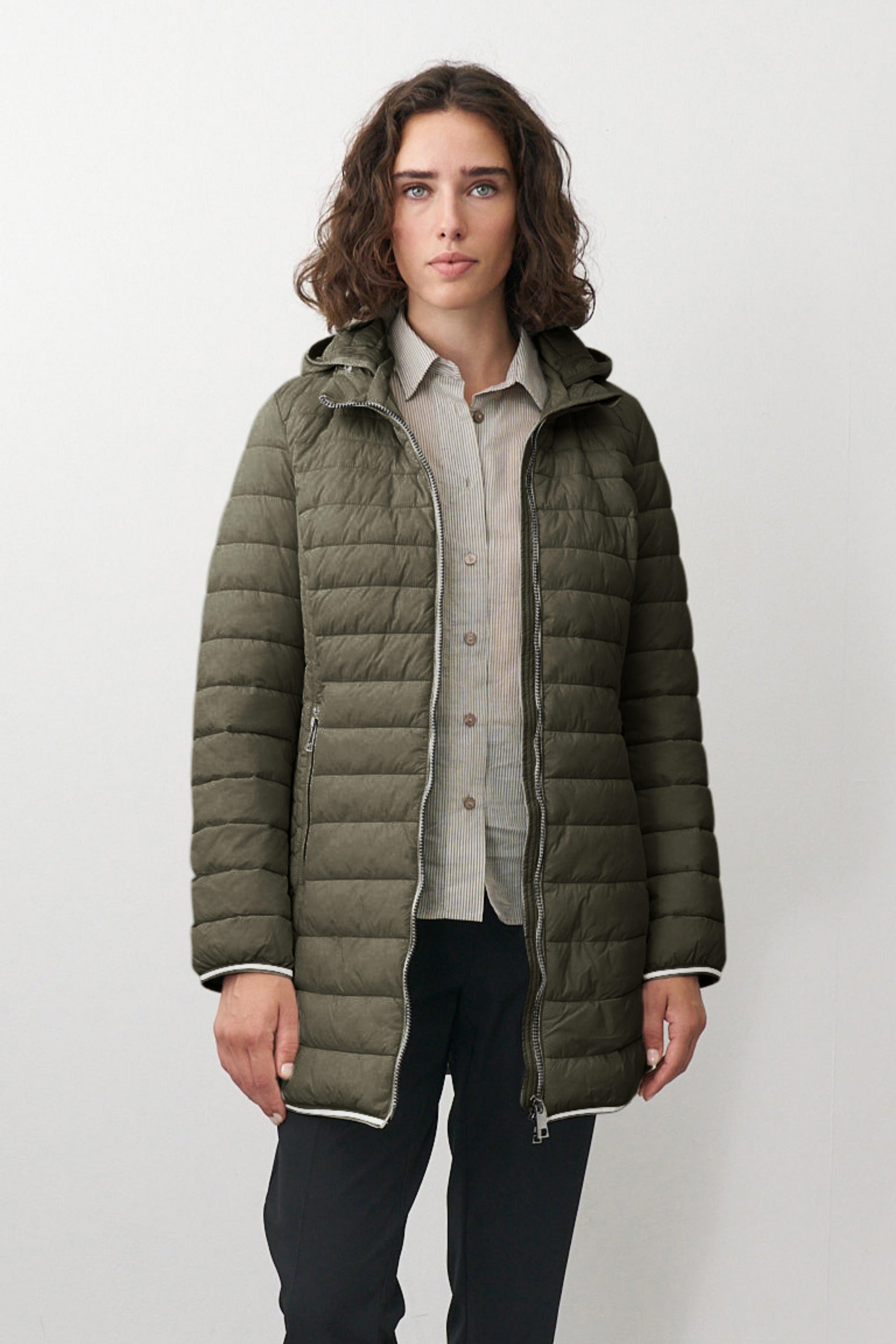 Lange Damen Steppjacke in Grün mit Kapuze und Stehkragen. 