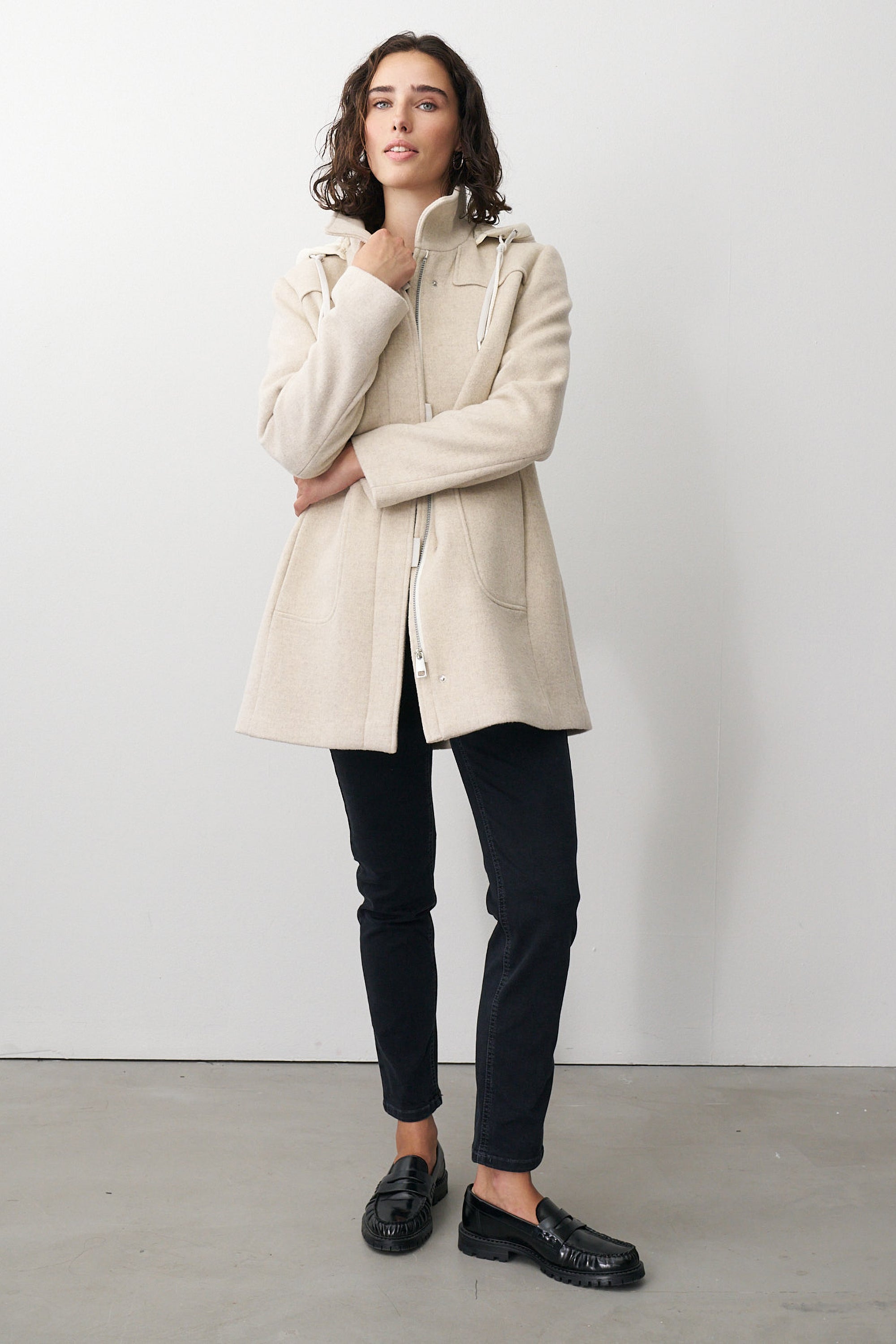 Damen Wolljacke in Beige mit Kapuze und Stehkragen. 