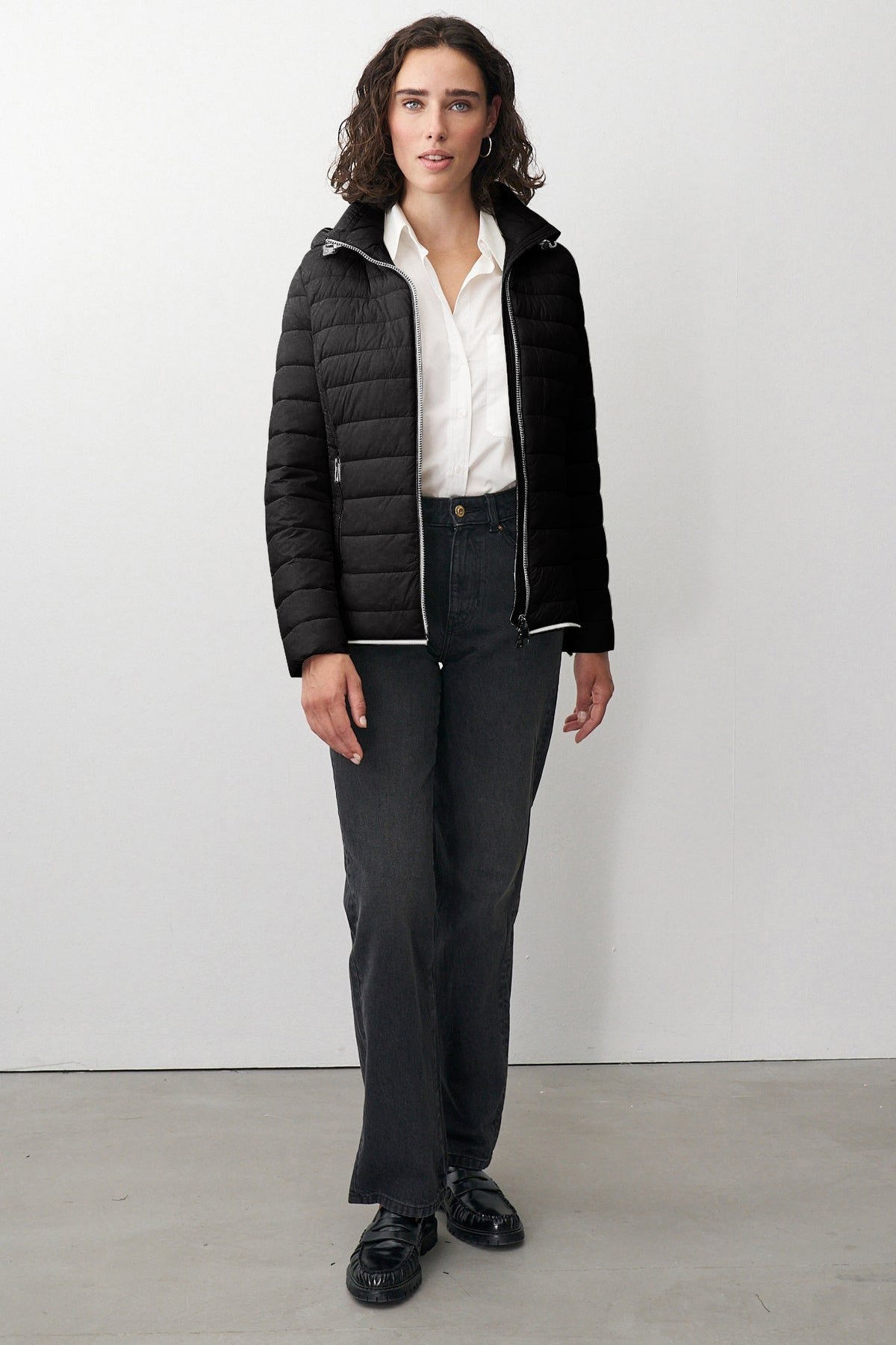 Damen Steppjacke in Schwarz mit Kapuze und Stehkragen. 