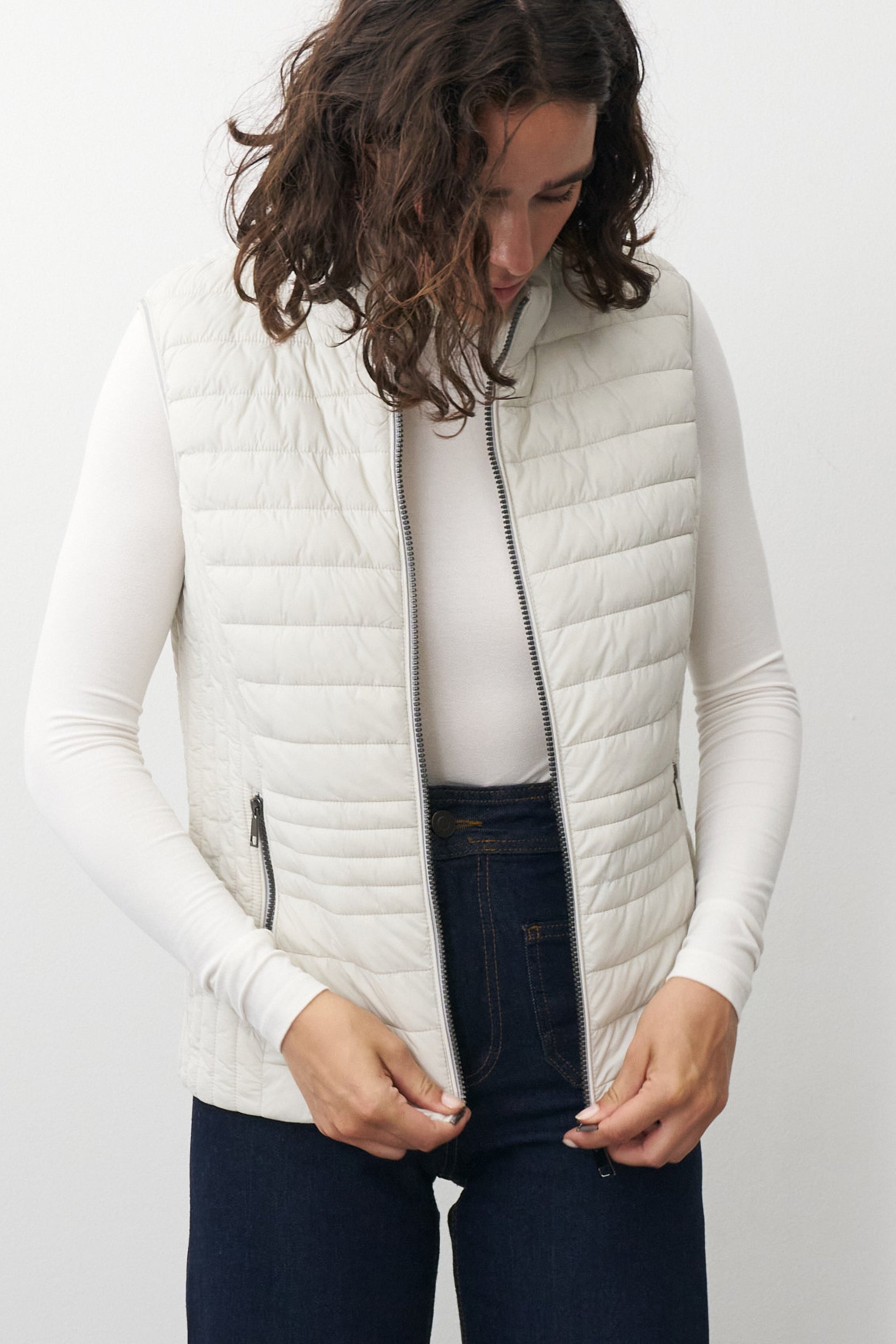 Steppweste für Damen in Beige vor weißem Hintergrund 